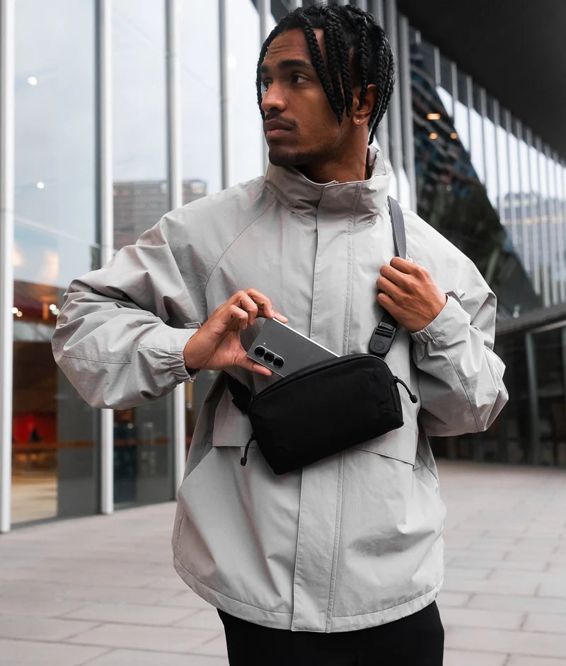 ALPAKA Flight Pouch Pro容量升級，可調肩帶與手腕帶，磁吸護照夾層+RFID防盜，旅行收納更高效安全！