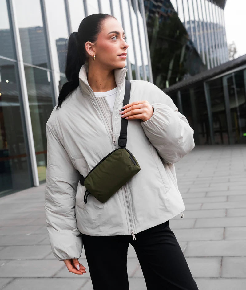 ALPAKA Flight Pouch Pro容量升級，可調肩帶與手腕帶，磁吸護照夾層+RFID防盜，旅行收納更高效安全！