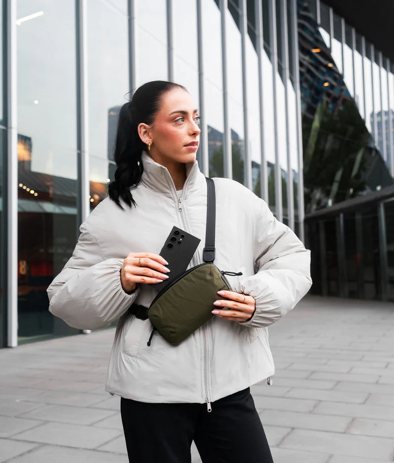 ALPAKA Flight Pouch Pro容量升級，可調肩帶與手腕帶，磁吸護照夾層+RFID防盜，旅行收納更高效安全！