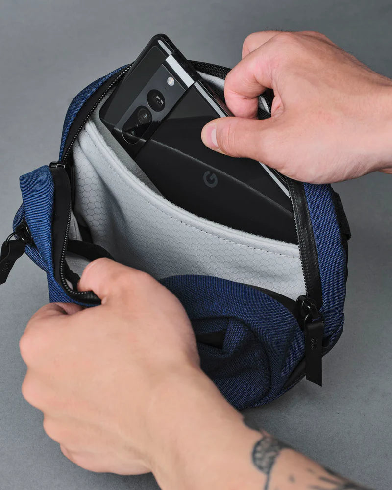 Go Sling Nano 小型側背包｜適用於 iPhone 14 Pro Max