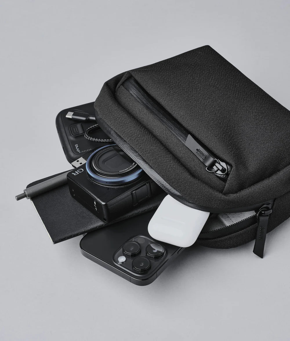 Go Sling Nano 小型側背包｜適用於 iPhone 14 Pro Max