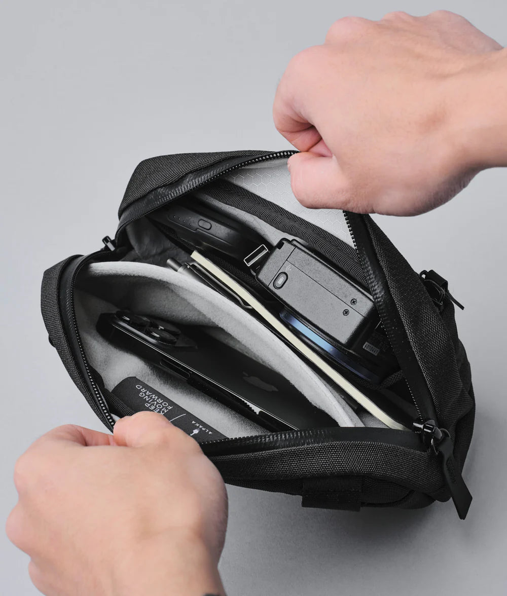 Go Sling Nano 小型側背包｜適用於 iPhone 14 Pro Max