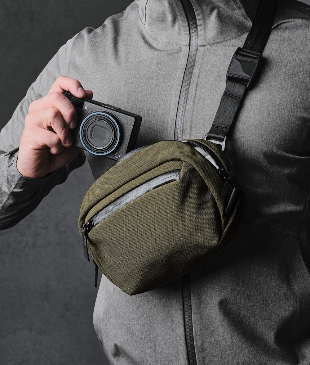 Go Sling Nano 小型側背包｜適用於 iPhone 14 Pro Max