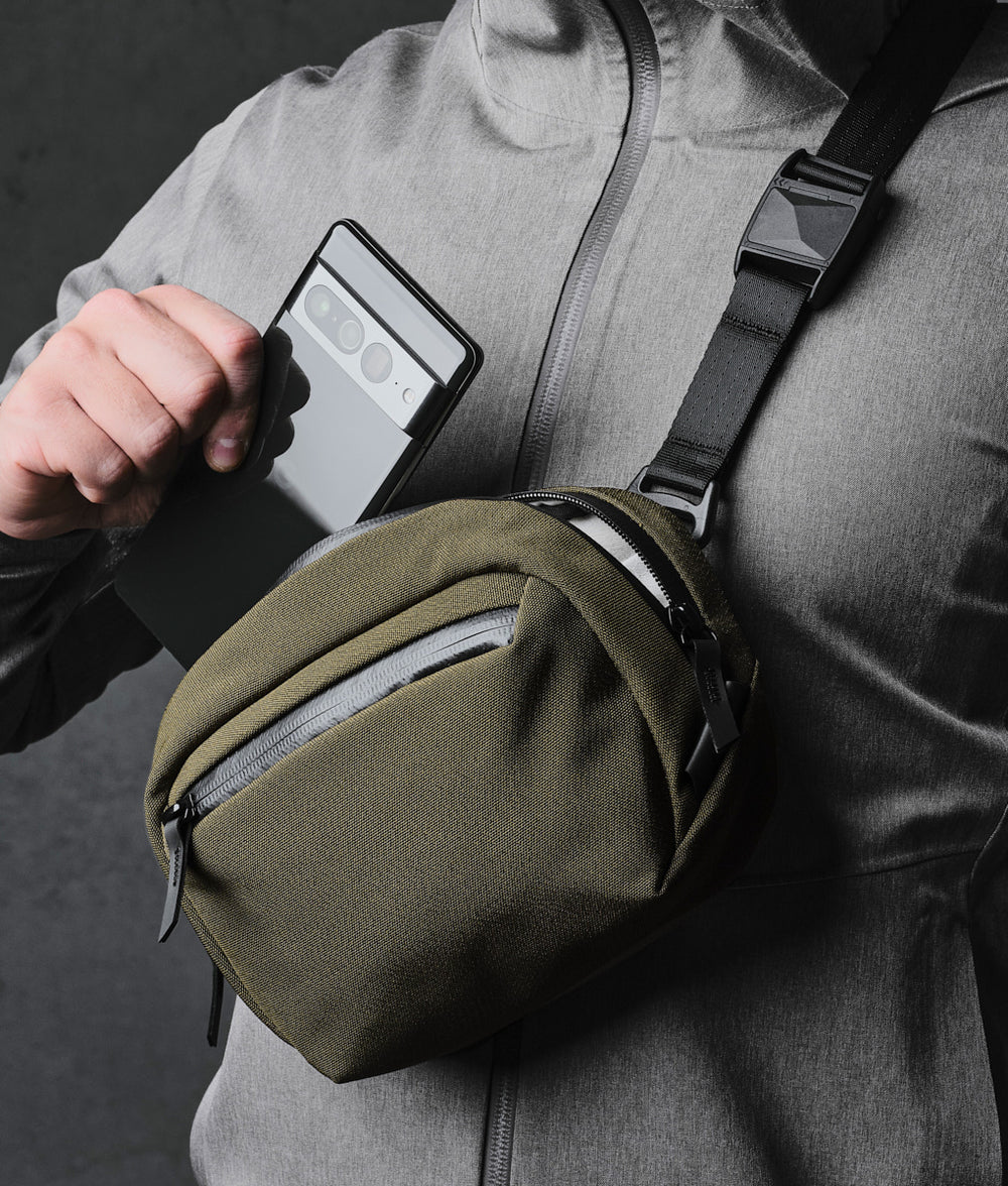 Go Sling Nano 小型側背包｜適用於 iPhone 14 Pro Max