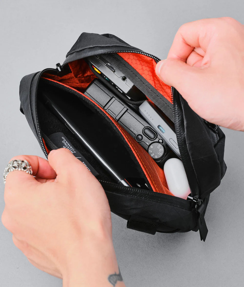 Go Sling Nano 小型側背包｜適用於 iPhone 14 Pro Max