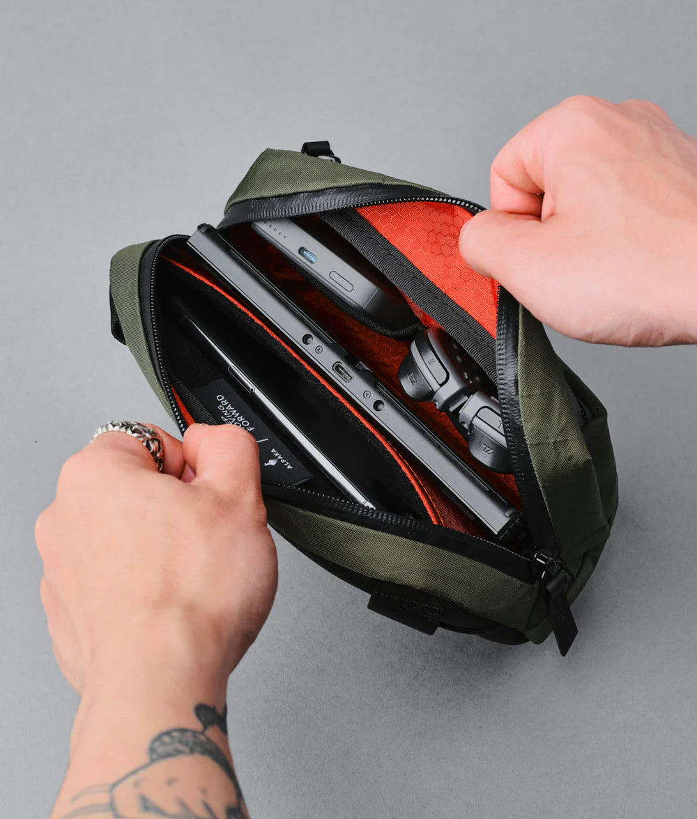 Go Sling Nano 小型側背包｜適用於 iPhone 14 Pro Max