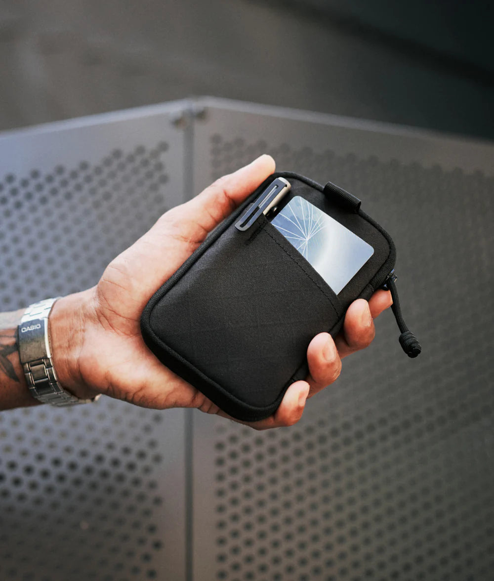 輕量便攜：重量僅 70g，便於日常使用和長途攜帶。