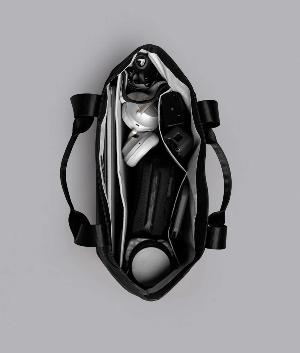 Alpaka Elements Tote (L) 托特包
內部設有襯墊筆電隔層、兩個插袋及彈性瓶套，滿足不同物品的收納需求。