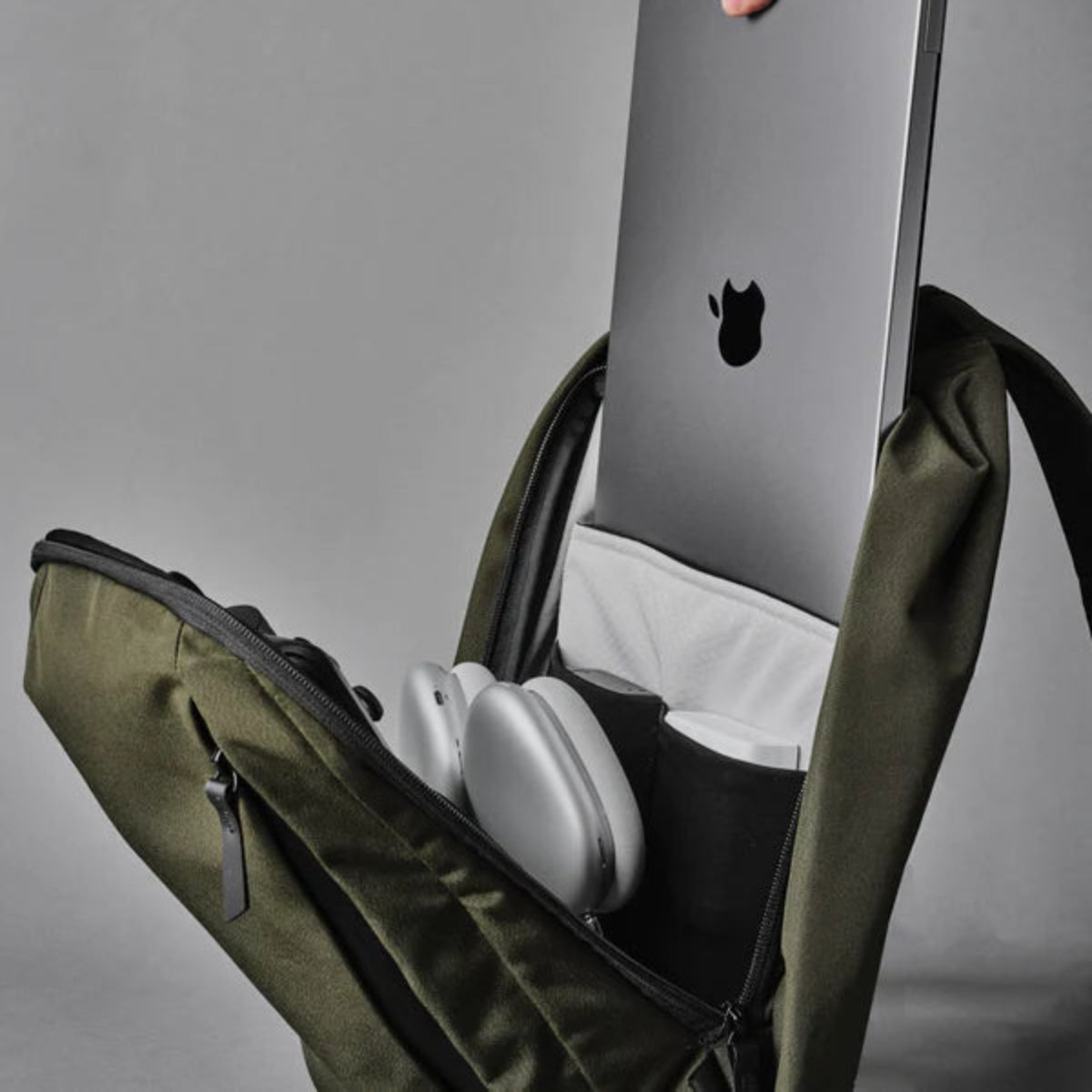 適用 14 吋筆電 - 內建筆電隔層，專為 14 吋筆電 設計，安全保護電子設備