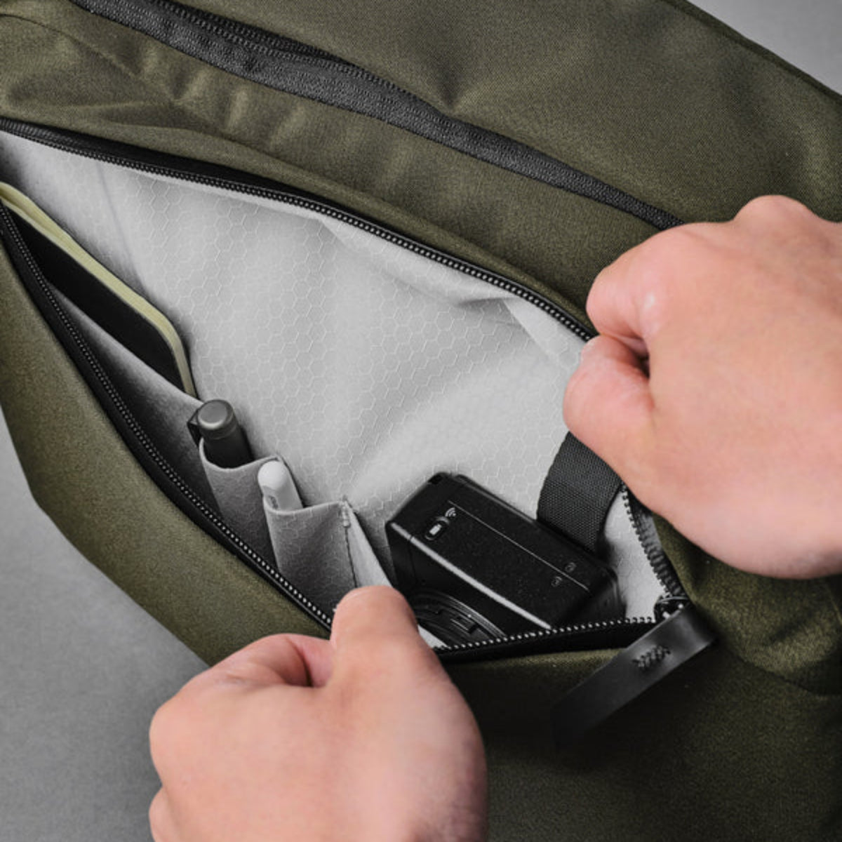 主隔間採反向卷簾拉鍊 - 提供更好的防水與安全性，避免水分滲透