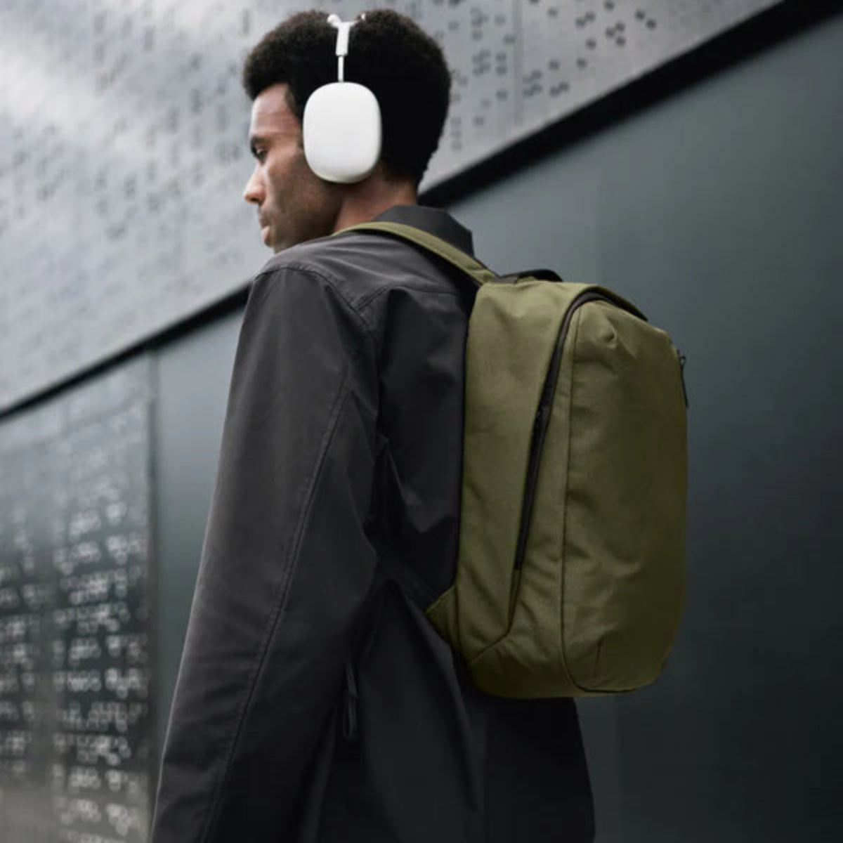 內建柔軟襯裡筆電袋 - 筆電夾層內部 柔軟襯裡，減少刮傷與衝擊