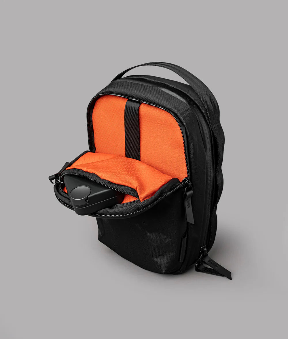 多功能儲物空間：2.5L 容量，設有主隔層和快取隔層，
輕鬆存放手機、鑰匙、充電寶等日常物品。