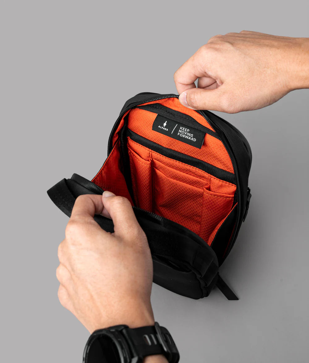 多功能儲物空間：2.5L 容量，設有主隔層和快取隔層，
輕鬆存放手機、鑰匙、充電寶等日常物品。