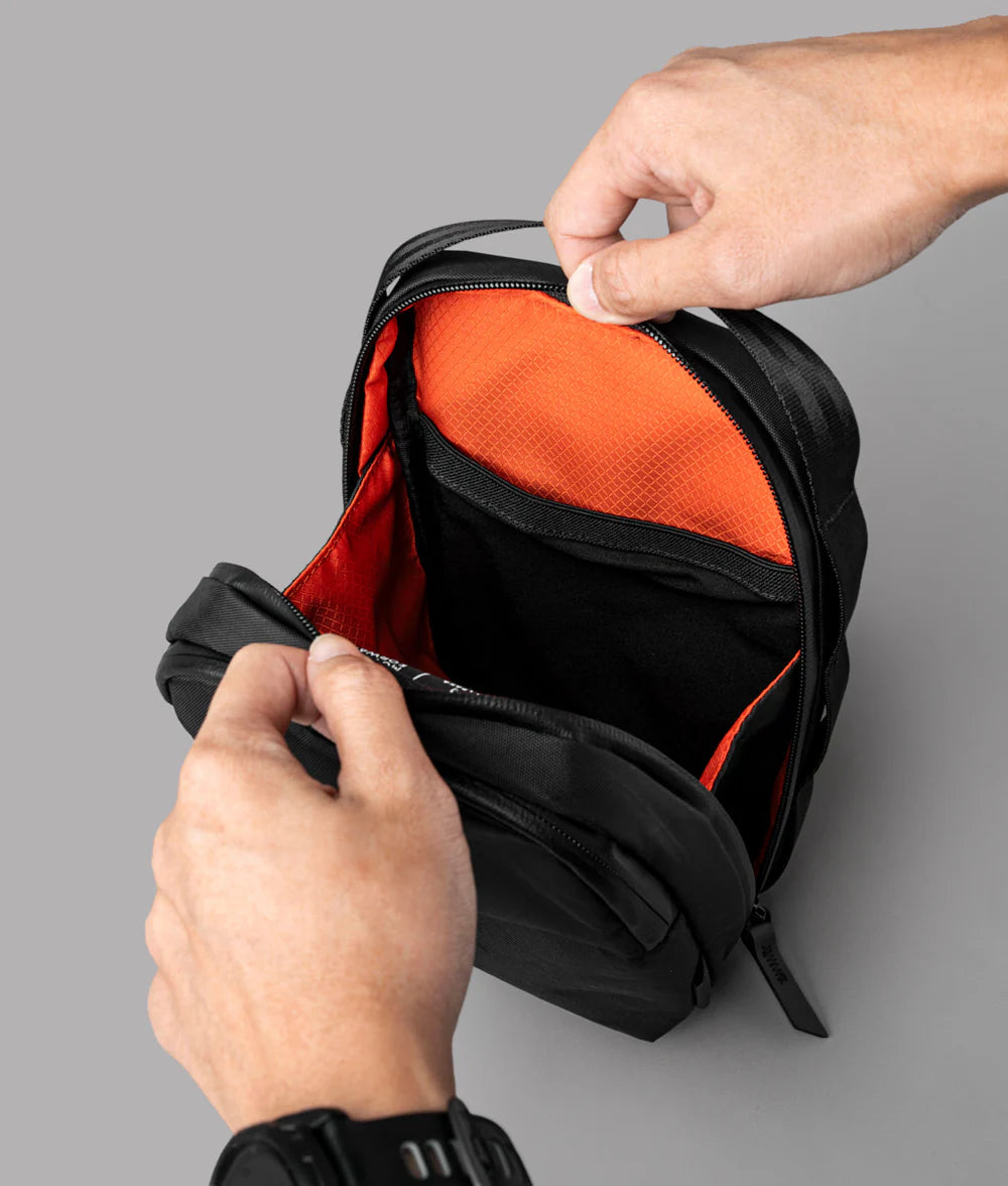 多功能儲物空間：2.5L 容量，設有主隔層和快取隔層，
輕鬆存放手機、鑰匙、充電寶等日常物品。