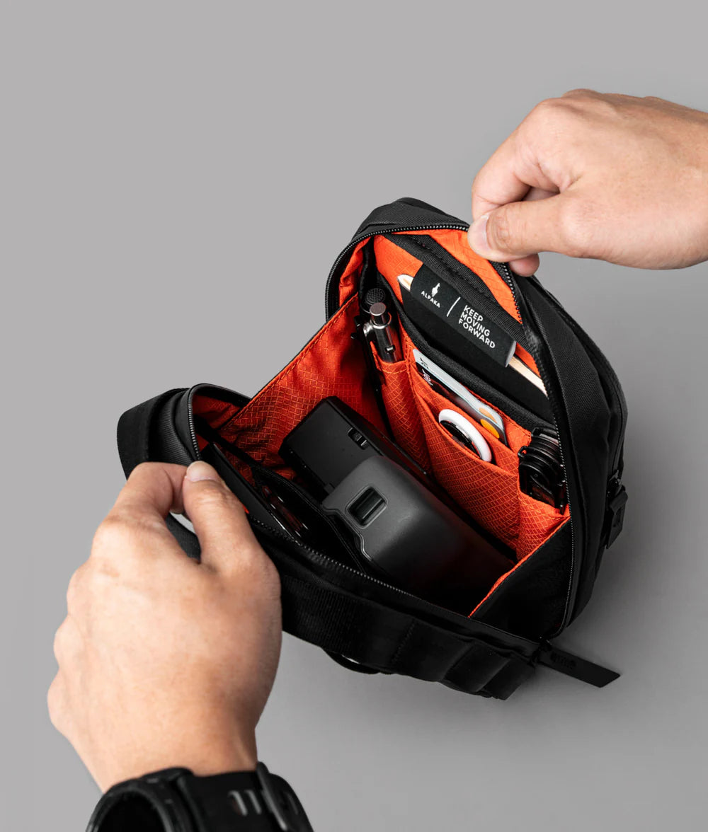 多功能儲物空間：2.5L 容量，設有主隔層和快取隔層，
輕鬆存放手機、鑰匙、充電寶等日常物品。