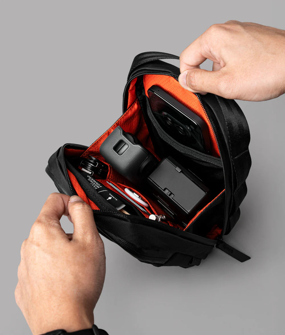 多功能儲物空間：2.5L 容量，設有主隔層和快取隔層，
輕鬆存放手機、鑰匙、充電寶等日常物品。