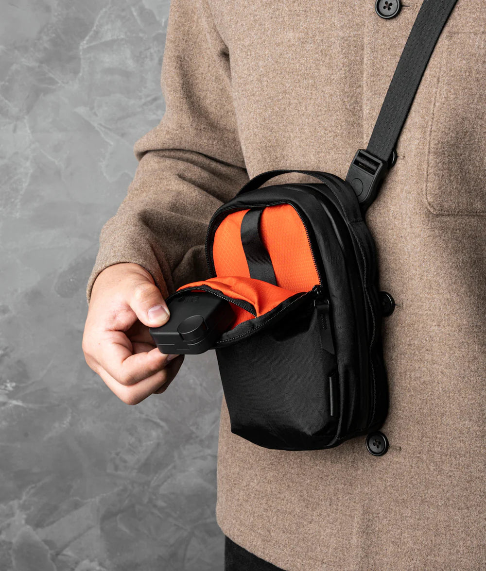 多功能儲物空間：2.5L 容量，設有主隔層和快取隔層，
輕鬆存放手機、鑰匙、充電寶等日常物品。