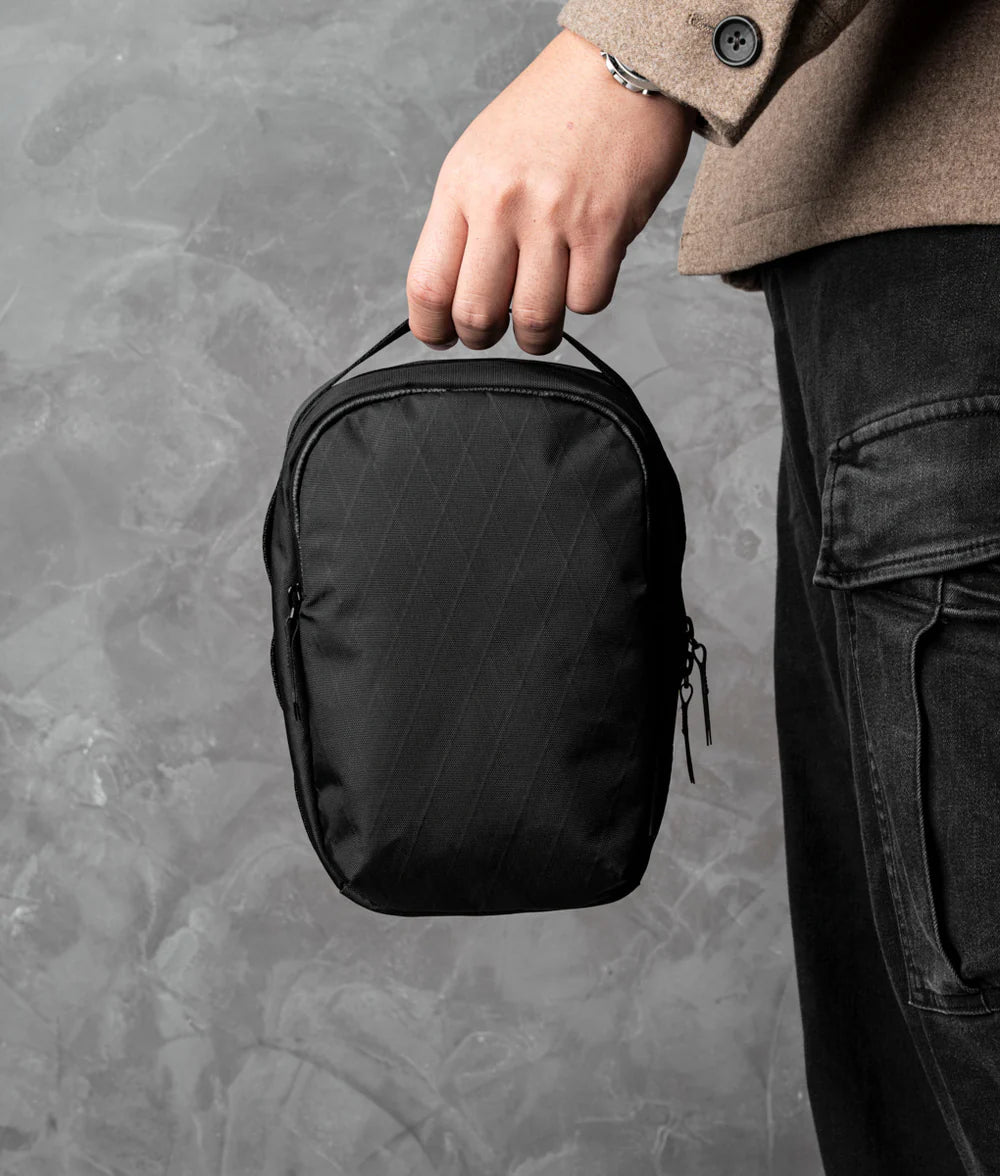 輕量設計：僅重 280 克，輕便易攜，適合全天候使用。