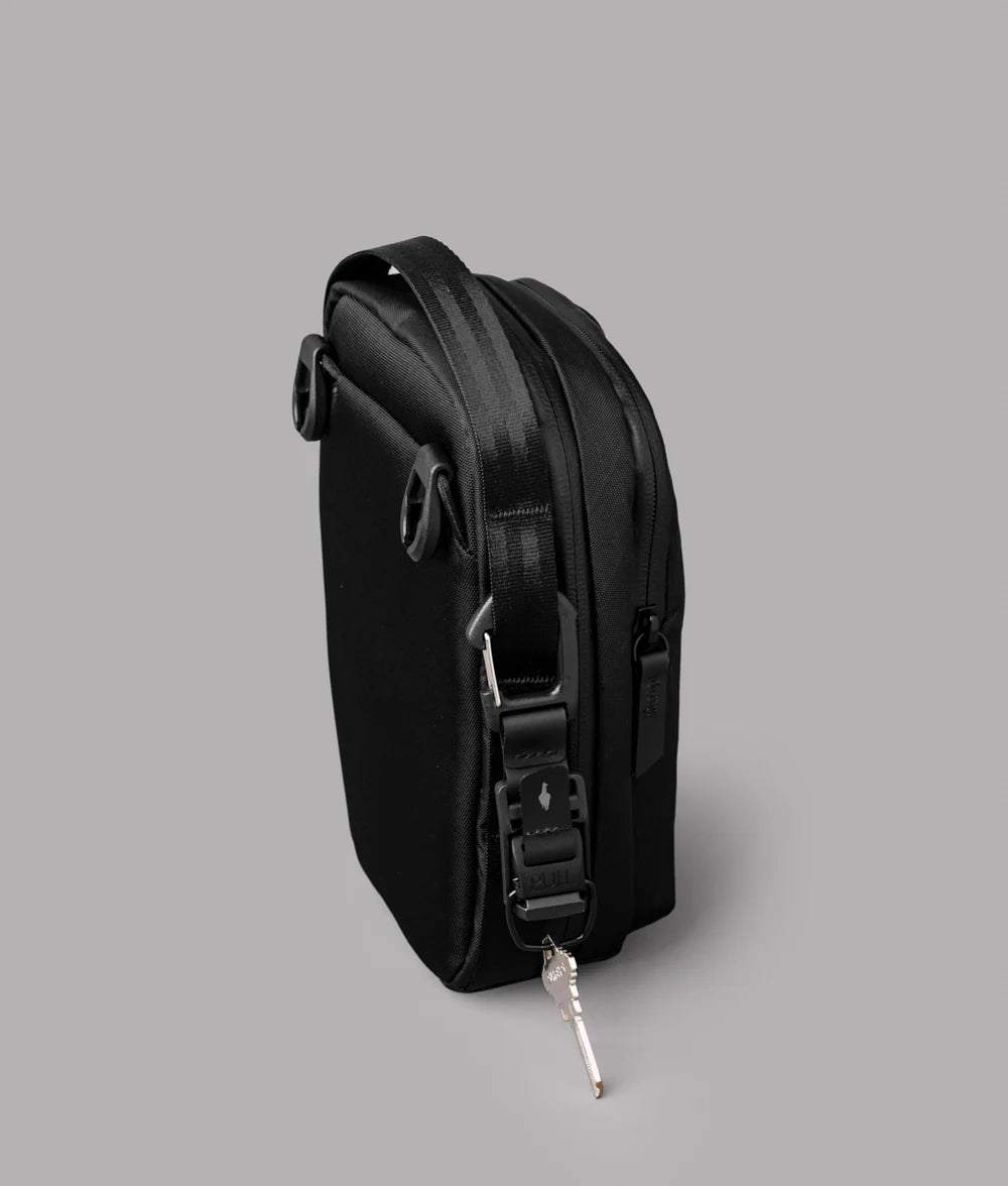 這款包側面的結實織帶環可讓您輕鬆夾在配件上，
並與我們的 HUB 登山扣系統無縫協作(需另購)。