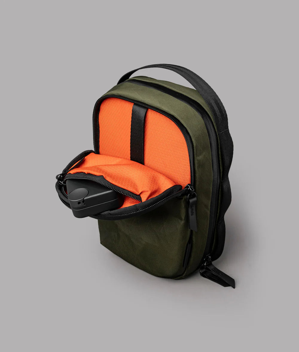 多功能儲物空間：2.5L 容量，設有主隔層和快取隔層，
輕鬆存放手機、鑰匙、充電寶等日常物品。