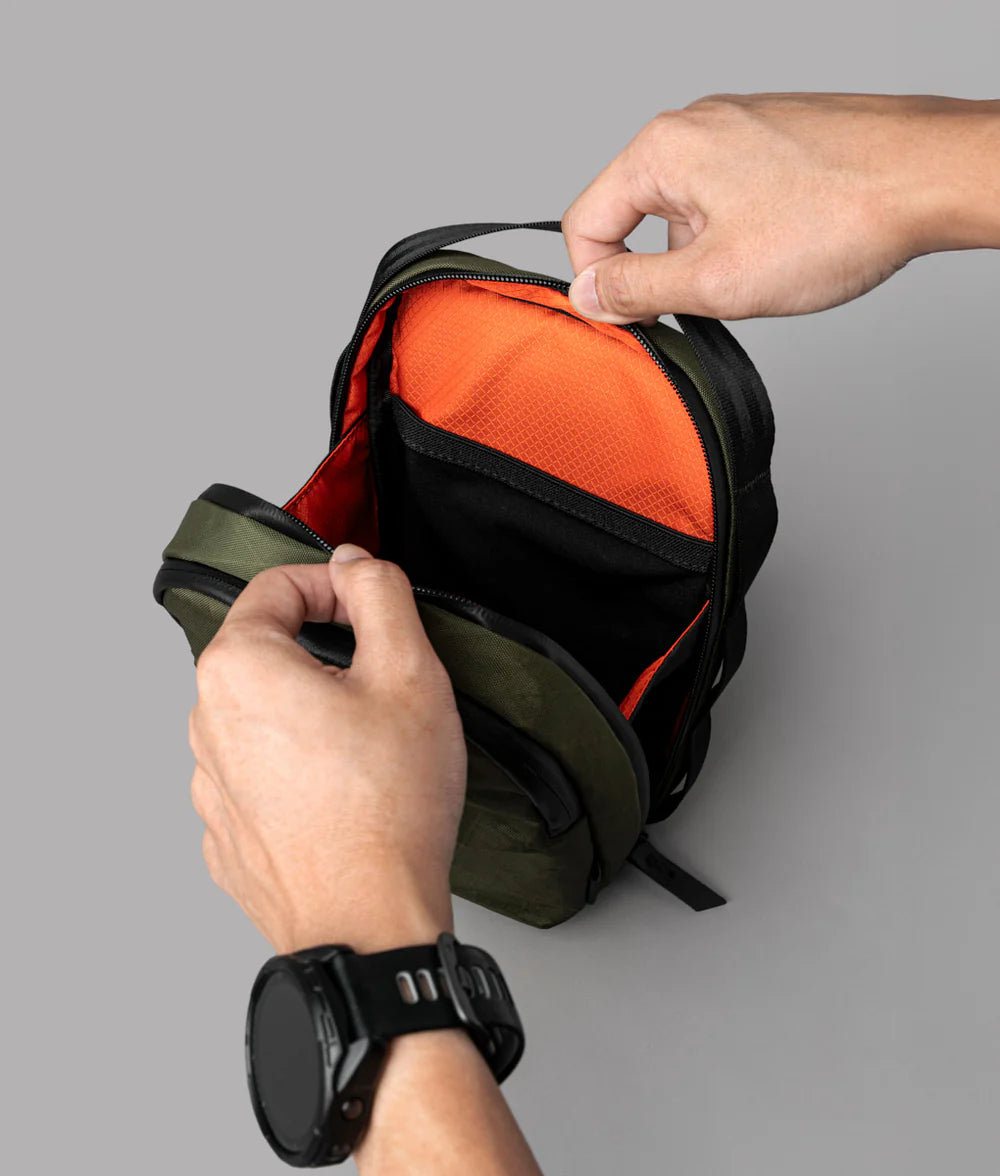 多功能儲物空間：2.5L 容量，設有主隔層和快取隔層，
輕鬆存放手機、鑰匙、充電寶等日常物品。