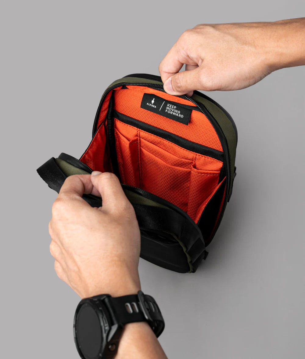 多功能儲物空間：2.5L 容量，設有主隔層和快取隔層，
輕鬆存放手機、鑰匙、充電寶等日常物品。