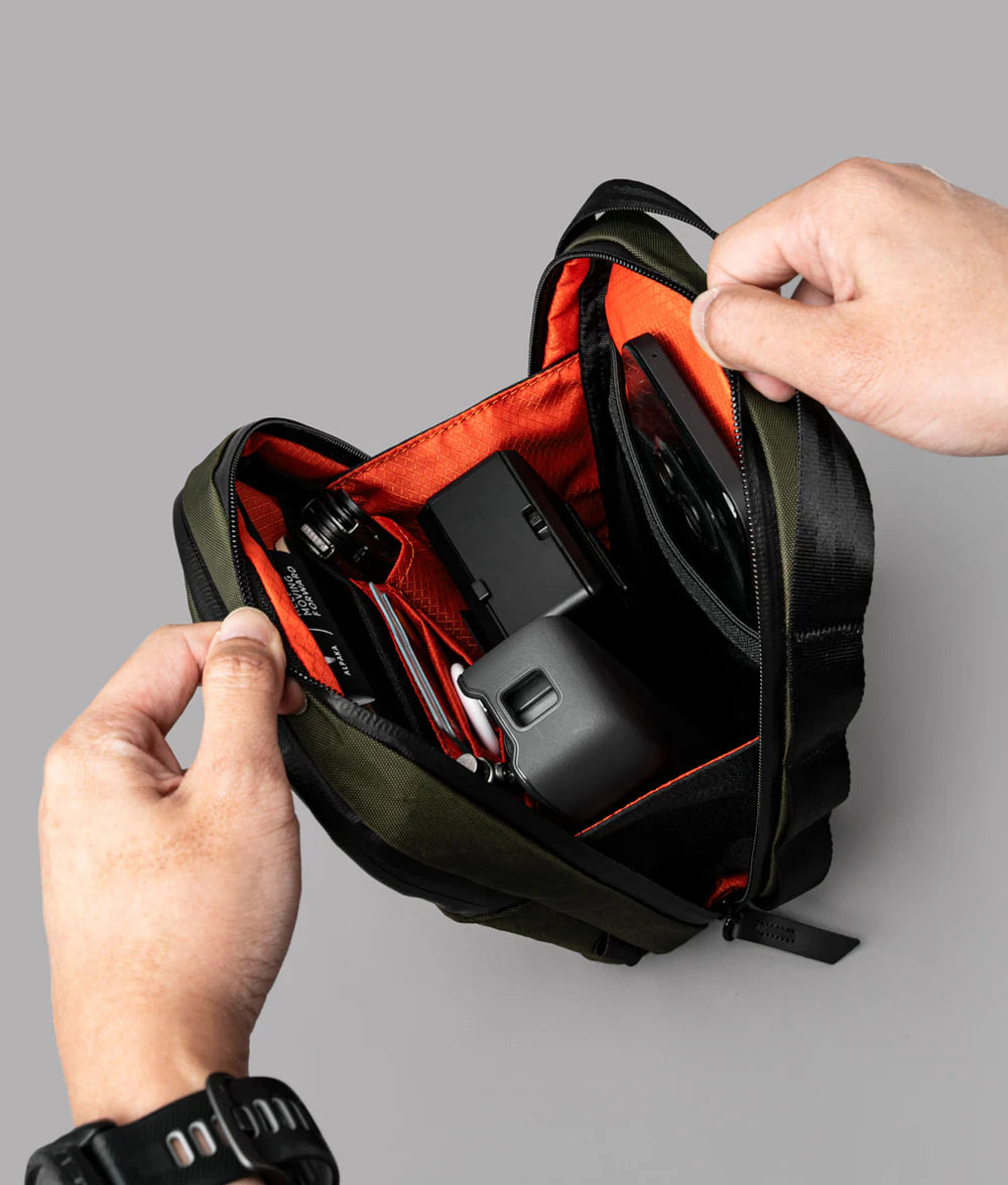 多功能儲物空間：2.5L 容量，設有主隔層和快取隔層，
輕鬆存放手機、鑰匙、充電寶等日常物品。