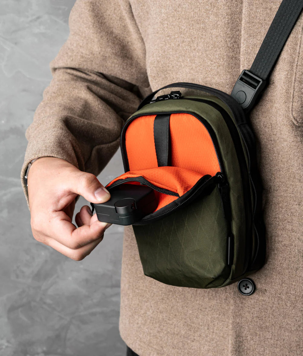 多功能儲物空間：2.5L 容量，設有主隔層和快取隔層，
輕鬆存放手機、鑰匙、充電寶等日常物品。