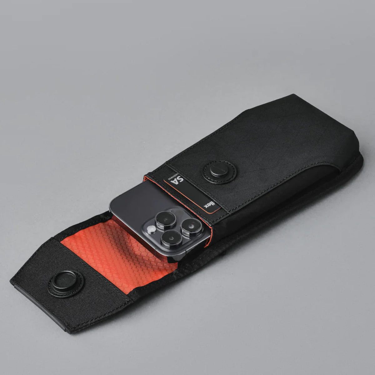 內建筆槽 - 可存放 觸控筆或原子筆，適合商務與日常需求