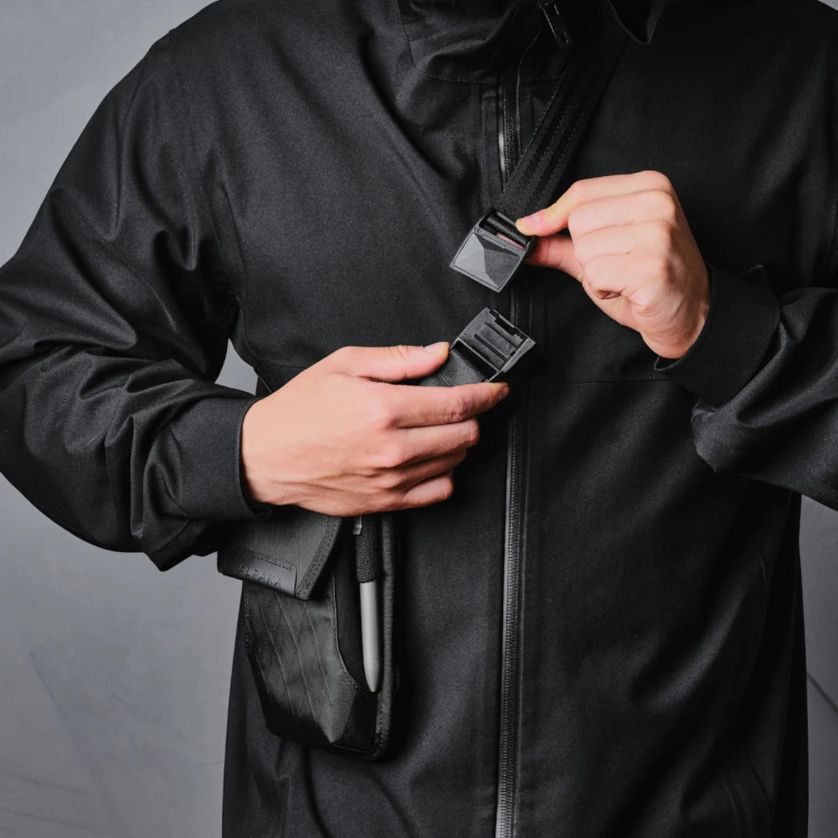 內建 RFID 阻擋前袋 - 防止信用卡或身份識別資料被盜刷