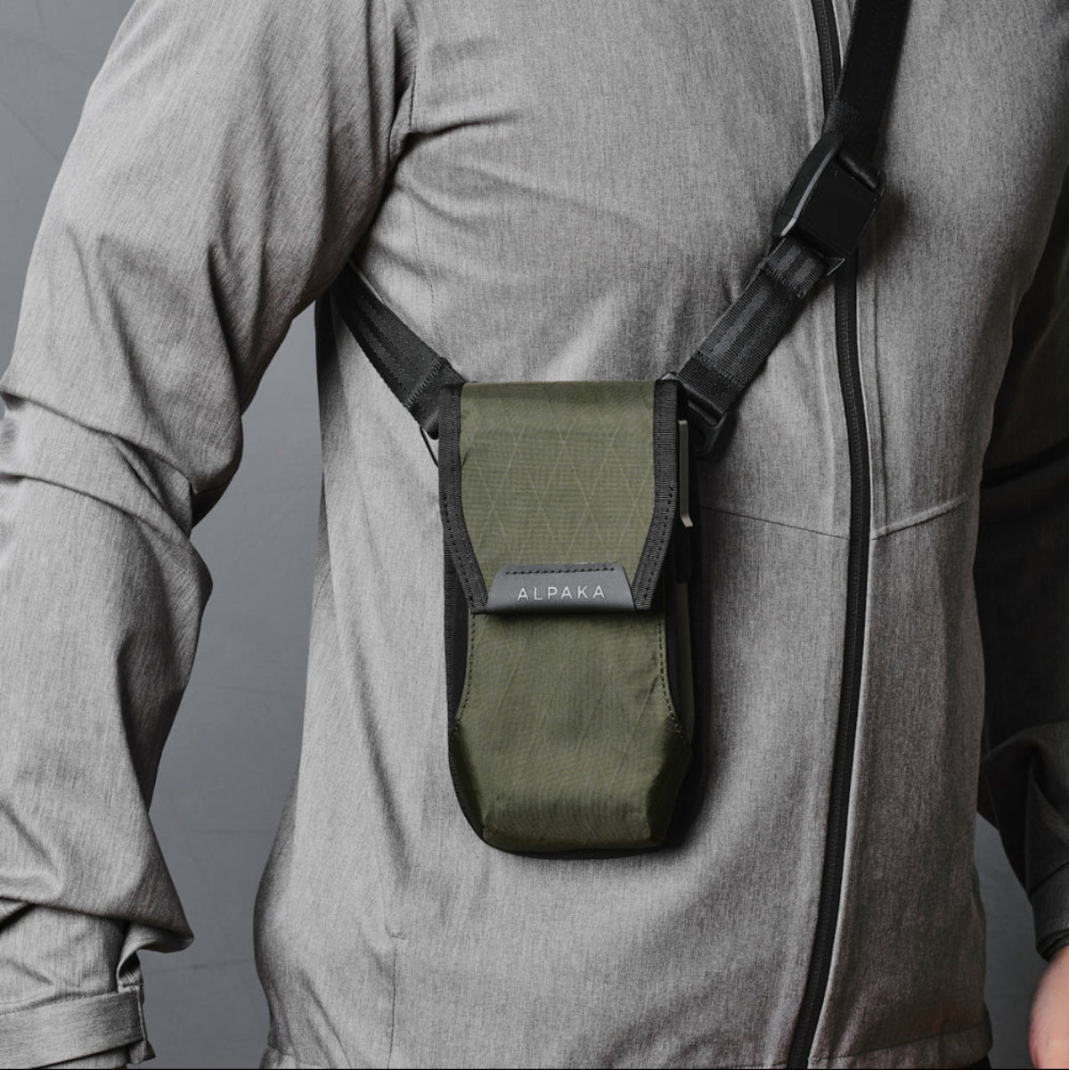 可固定於背包上 - 模組化設計，可搭配 HUB 系統 連接至其他裝備。