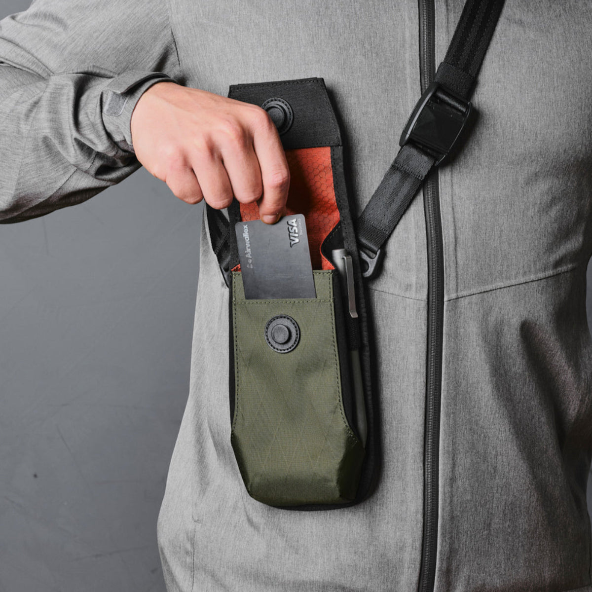 磁吸扣肩帶 - 快速拆裝，提供穩固與靈活性