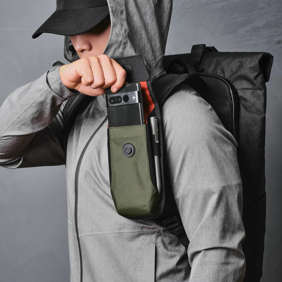 磁吸扣肩帶 - 快速拆裝，提供穩固與靈活性