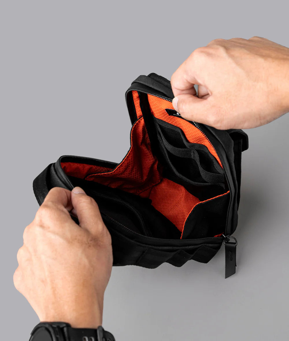 主袋內部設有 2 個插袋與彈性織帶環，可輕鬆存放日常必需品，如鑰匙、卡片、耳機等。