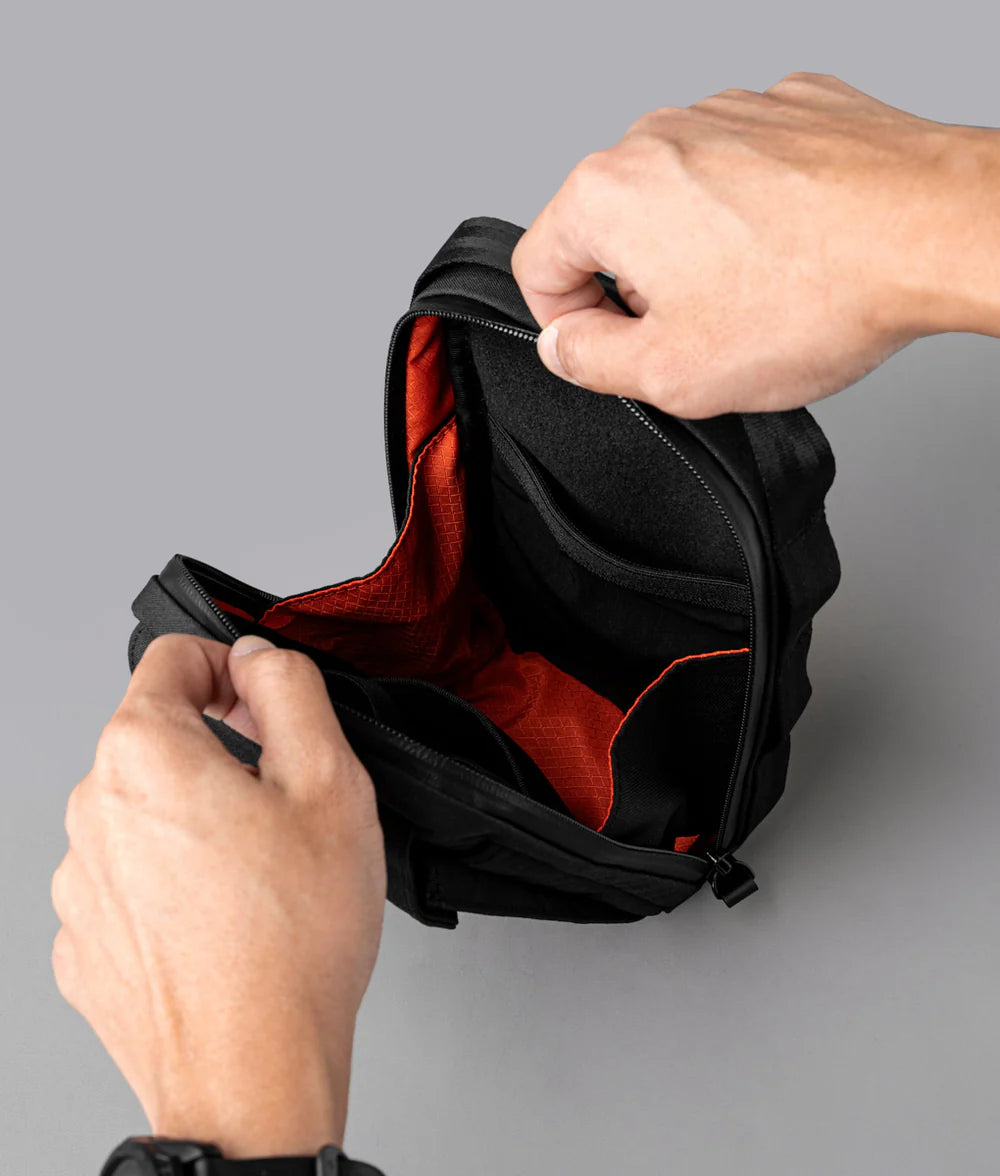 主袋內部設有 2 個插袋與彈性織帶環，可輕鬆存放日常必需品，如鑰匙、卡片、耳機等。