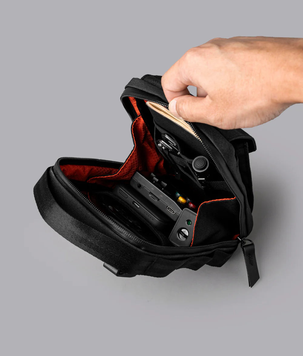 主袋內部設有 2 個插袋與彈性織帶環，可輕鬆存放日常必需品，如鑰匙、卡片、耳機等。