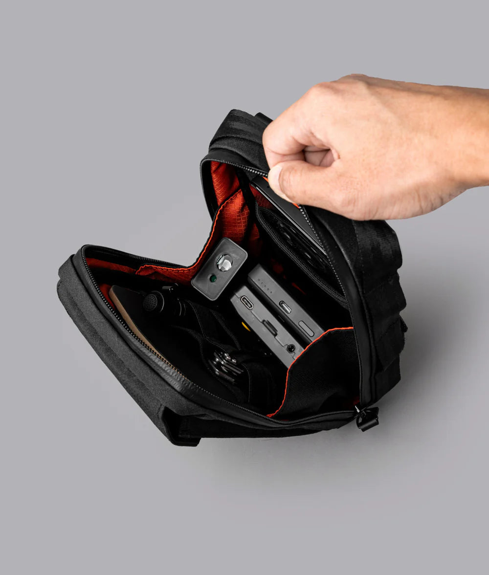 主袋內部設有 2 個插袋與彈性織帶環，可輕鬆存放日常必需品，如鑰匙、卡片、耳機等。