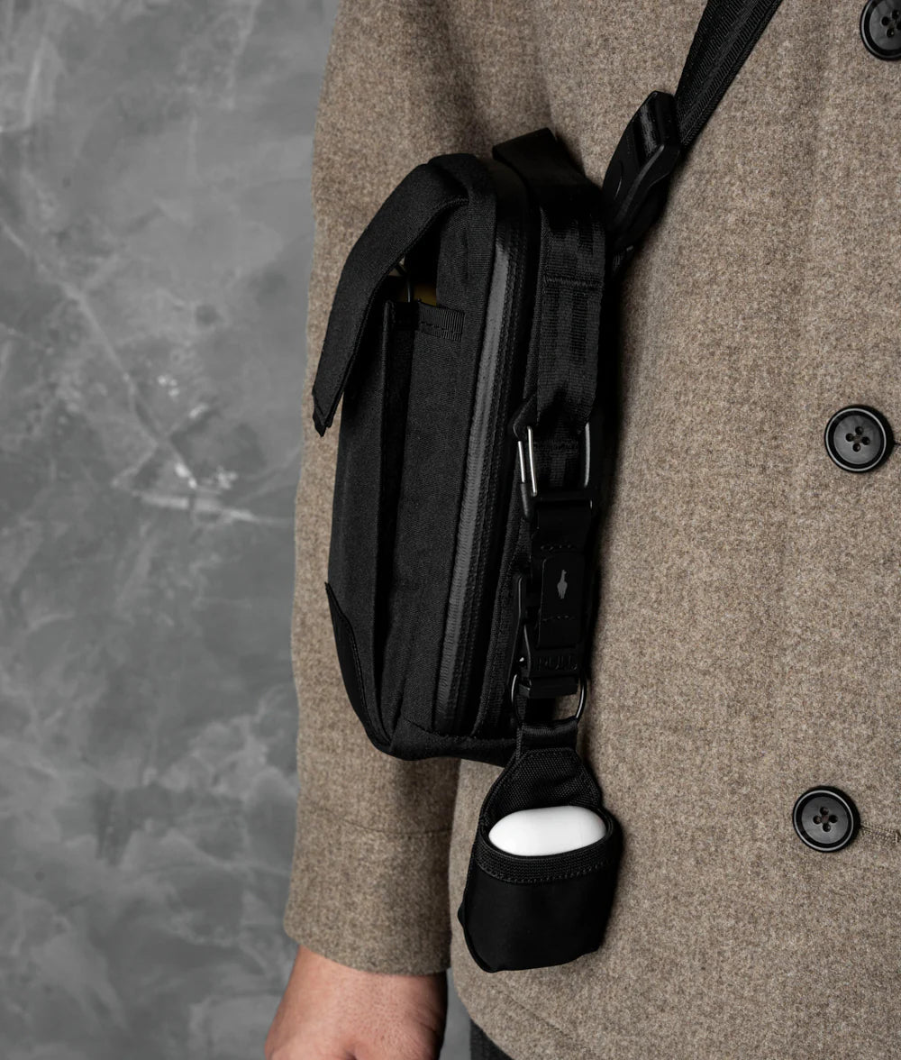 側面結實織帶環與 HUB 系統兼容，可輕鬆連接鑰匙或其他配件，提升實用性。