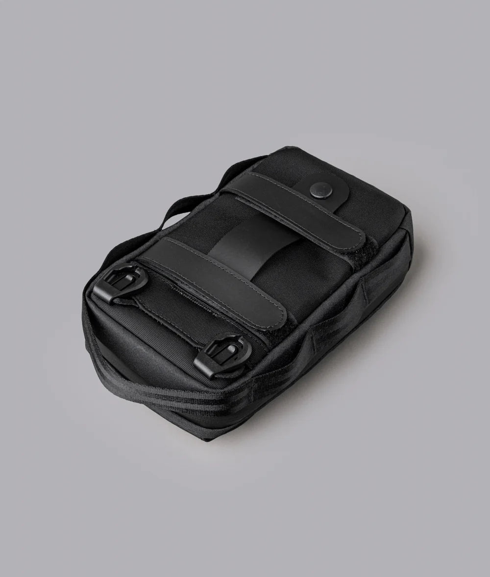 可作為斜挎包使用，或通過固定帶掛在背包的肩帶或腰帶上，滿足不同使用需求。