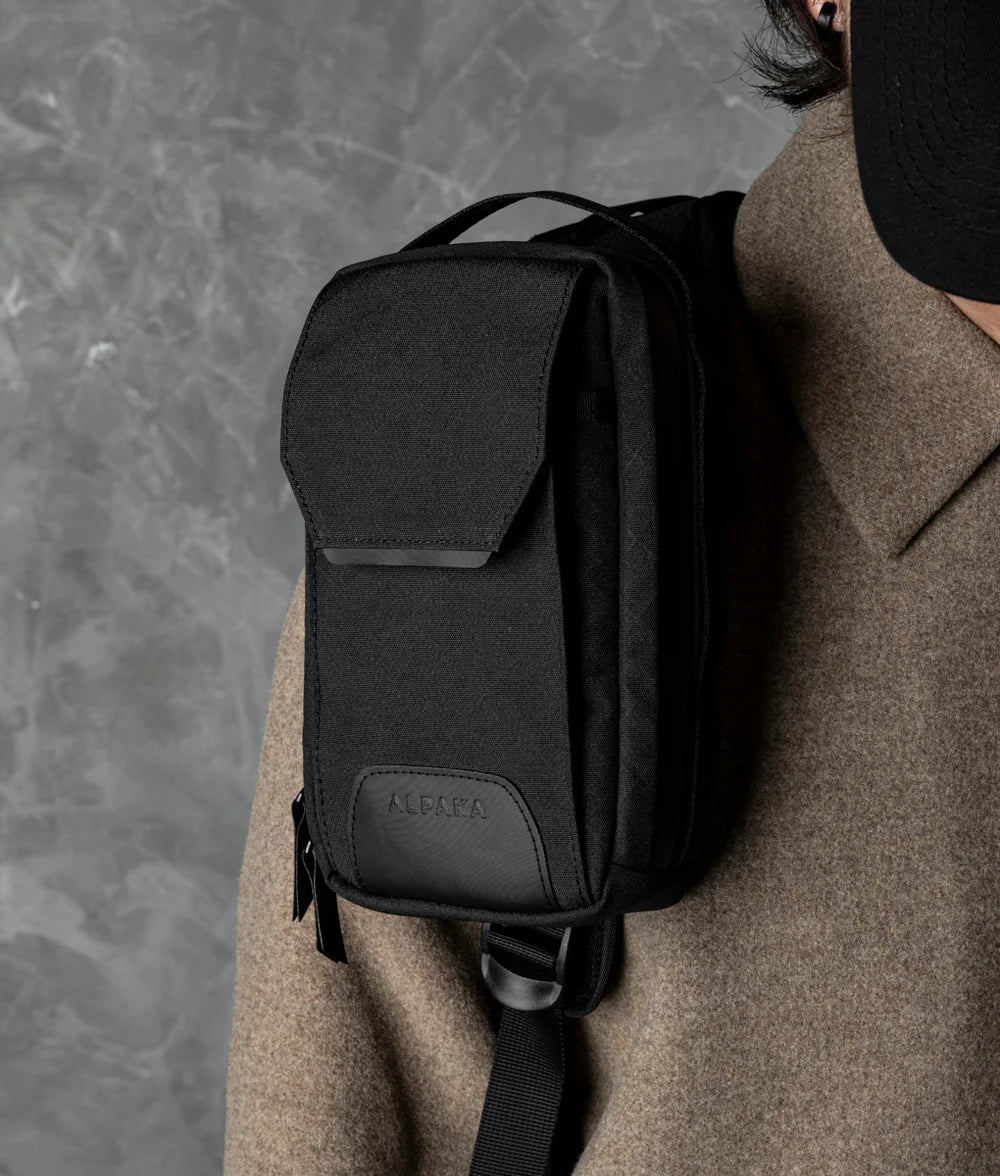 可作為斜挎包使用，或通過固定帶掛在背包的肩帶或腰帶上，滿足不同使用需求。