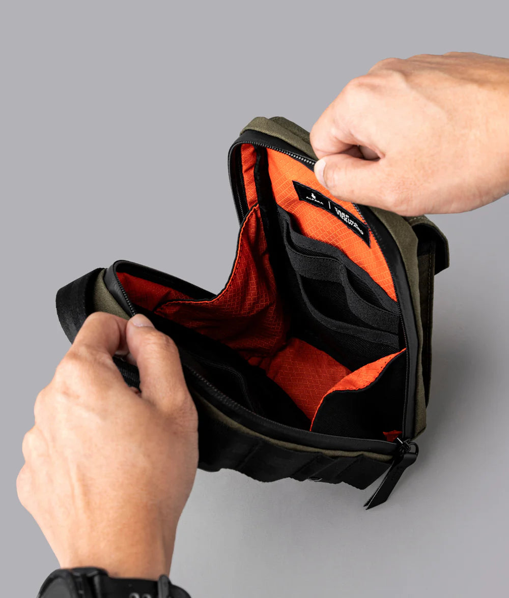 主袋內部設有 2 個插袋與彈性織帶環，可輕鬆存放日常必需品，如鑰匙、卡片、耳機等。