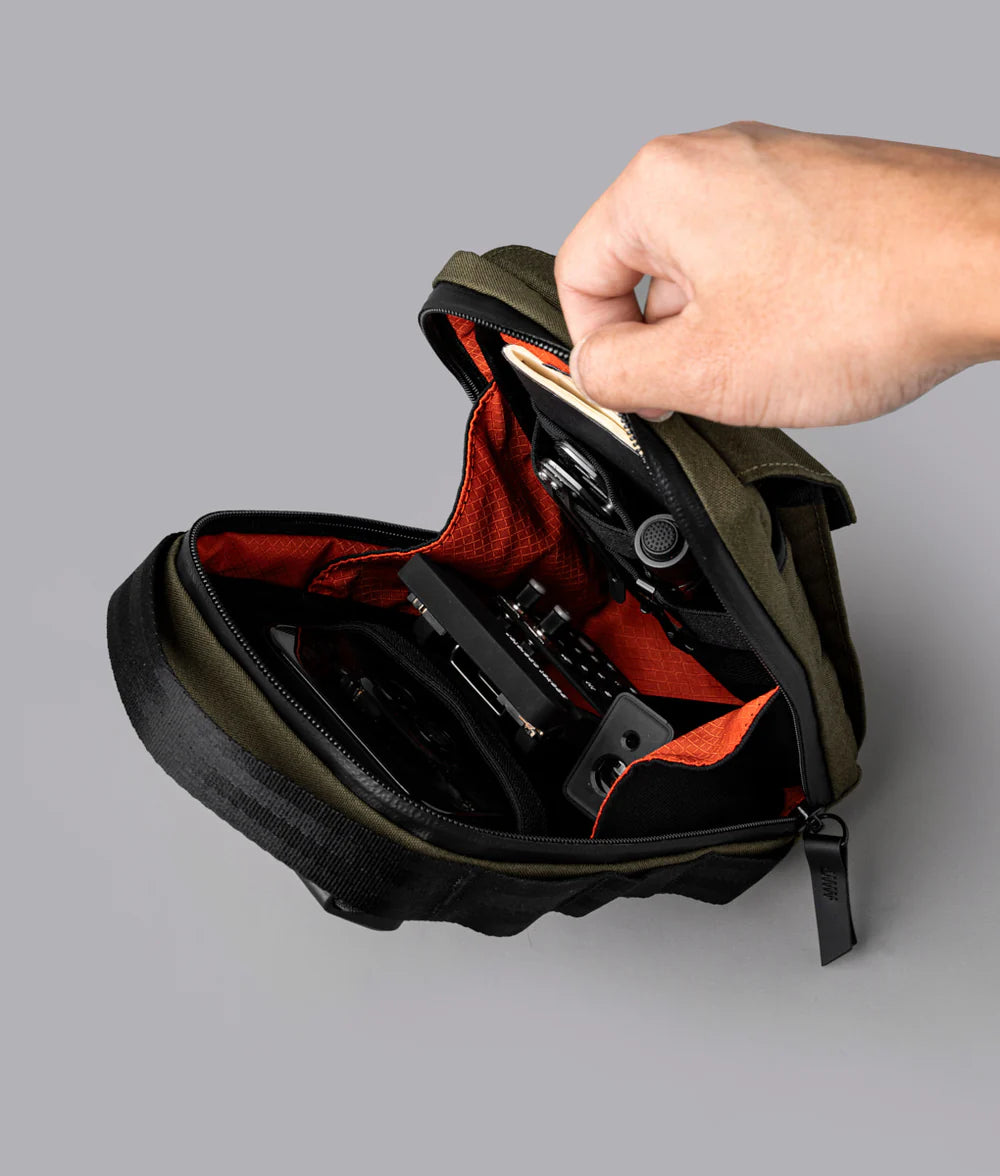 主袋內部設有 2 個插袋與彈性織帶環，可輕鬆存放日常必需品，如鑰匙、卡片、耳機等。