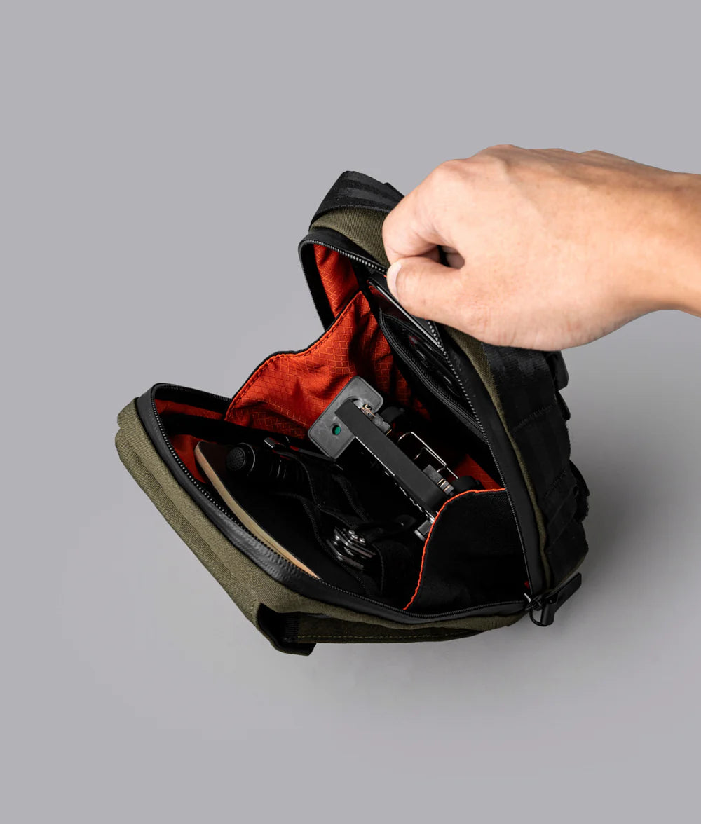 主袋內部設有 2 個插袋與彈性織帶環，可輕鬆存放日常必需品，如鑰匙、卡片、耳機等。