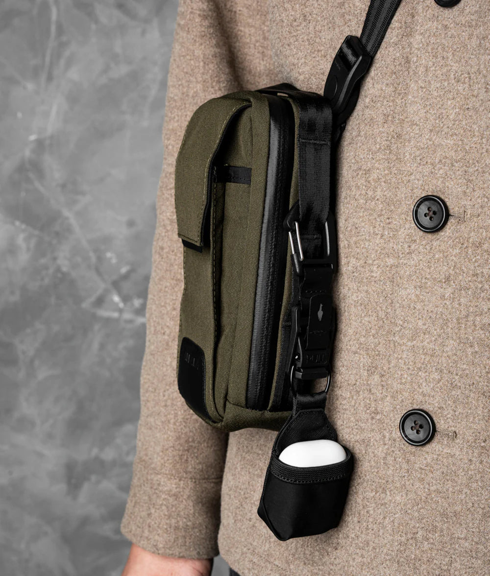 側面結實織帶環與 HUB 系統兼容，可輕鬆連接鑰匙或其他配件，提升實用性。