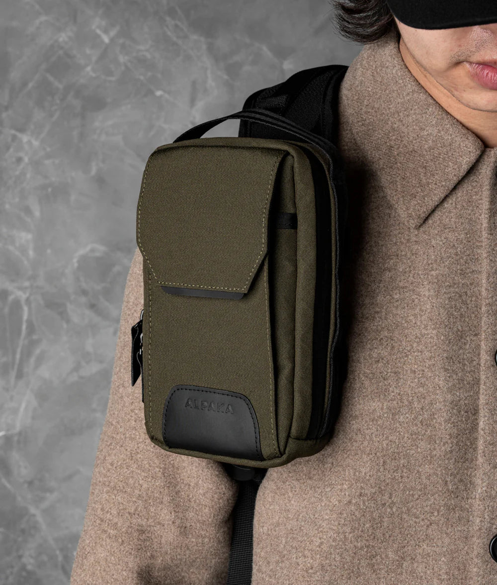 可作為斜挎包使用，或通過固定帶掛在背包的肩帶或腰帶上，滿足不同使用需求。