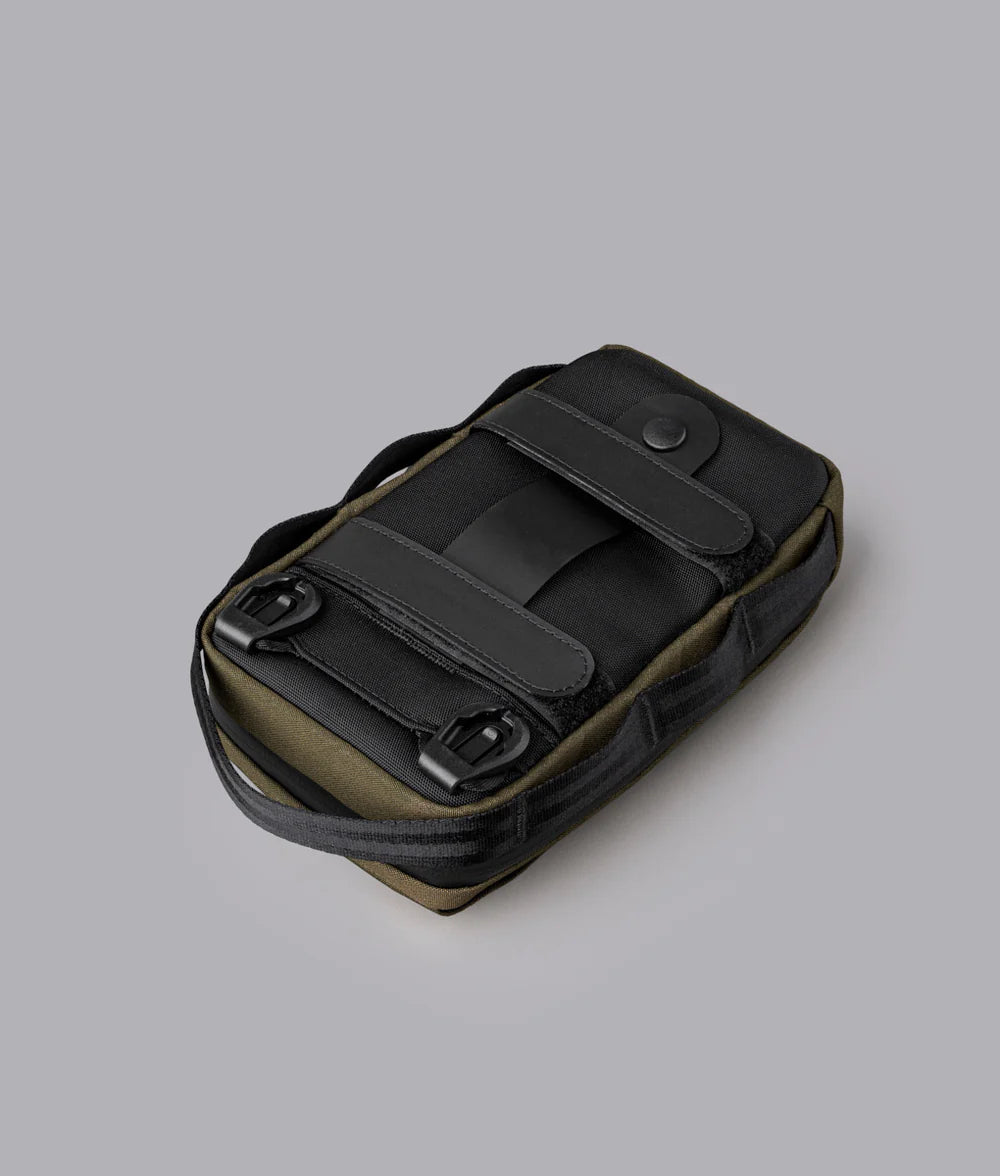 可作為斜挎包使用，或通過固定帶掛在背包的肩帶或腰帶上，滿足不同使用需求。