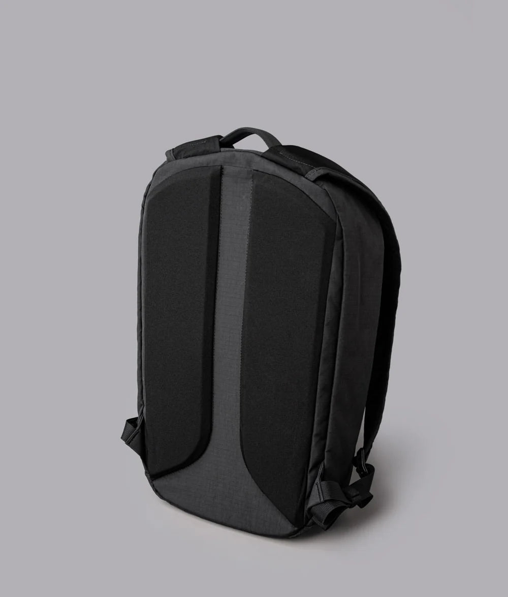 帶襯墊的肩帶可減輕肩膀的壓力和重量，而帶襯墊的背板還可以讓空氣穿過您的背部，減少不必要的排汗。