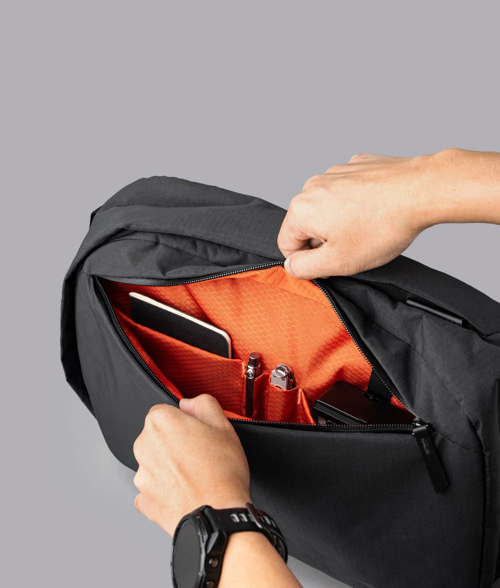 額外的口袋可存放您的小必需品和 2 個筆槽。