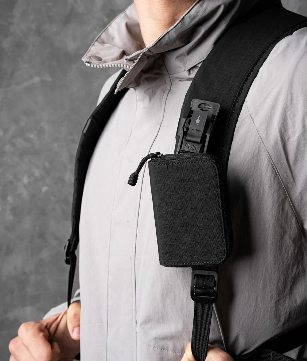 將 Zip Pouch Pro、HUB Pouch 和其他配件安裝到肩帶上，以便在旅途中方便取放。（HUB 鑰匙圈和小袋單獨出售。）