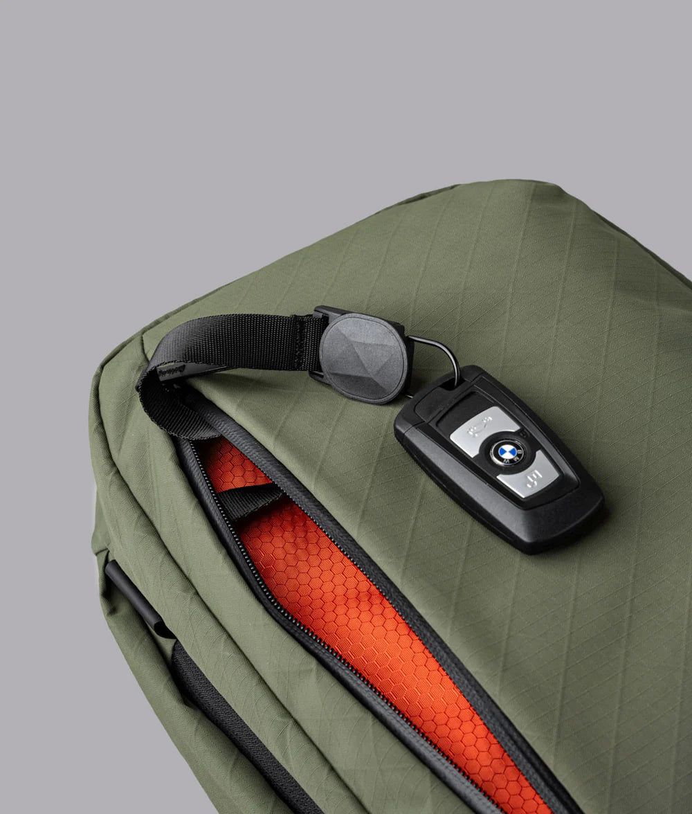 前隔間有一個整合的磁性 MOD 鑰匙繫繩，可協助您追蹤鑰匙。